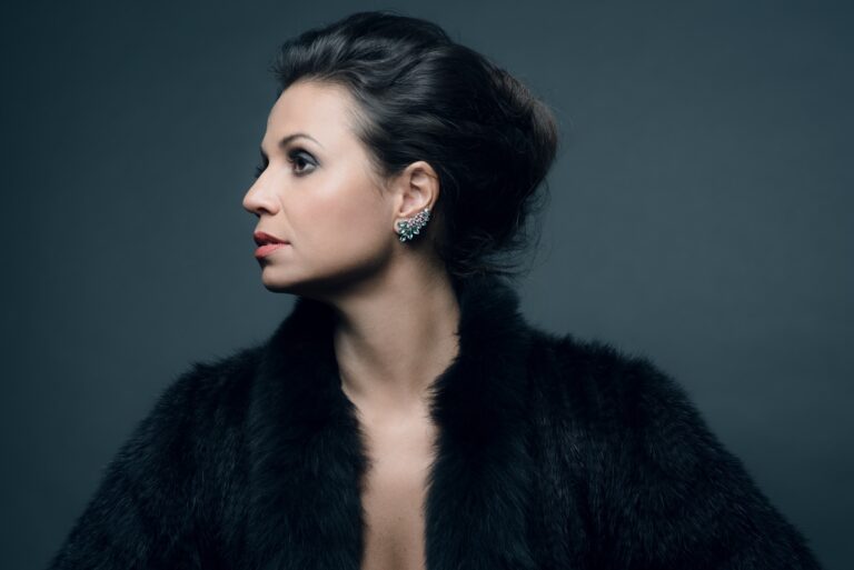 A soprano Carla Cottini se apresnseta com a sinfônica