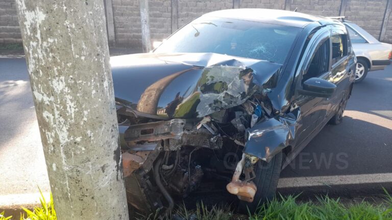 Motorista atinge poste e fica ferido ao perder o controle do veículo na Vila Virgínia