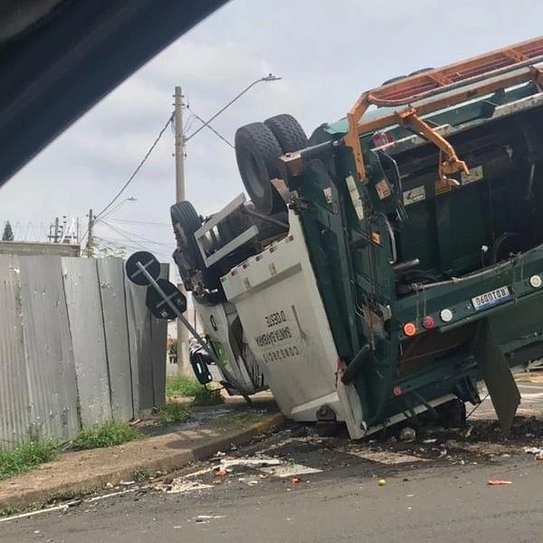 Caminhão de lixo fica de ‘rodas pro ar’ após acidente em Americana