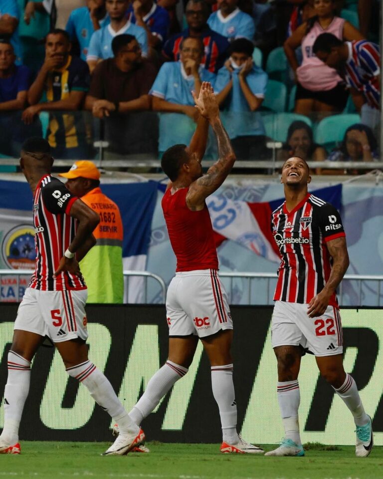 São Paulo vence a primeira fora, complica o Bahia e ajuda Vasco e Santos contra rebaixamento