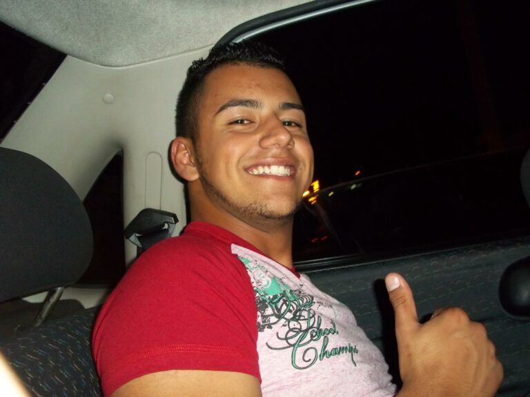 Jovem de 28 anos é baleado pelo vizinho enquanto limpava a calçada