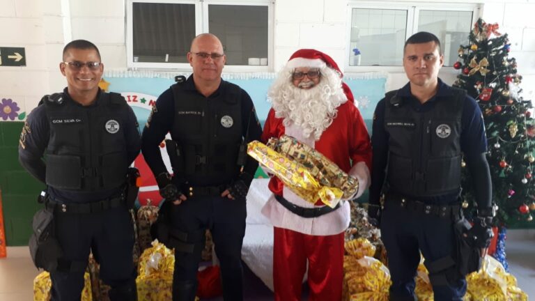 Papai Noel da GCM visita escolas e entidades em Guarujá