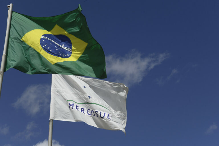 Brasil e União Europeia buscam fechar acordo Mercosul-UE antes da posse de Milei