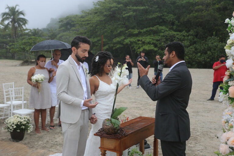 Viva ao amor! Guarujá promove o 1º Casamento Comunitário na Praia