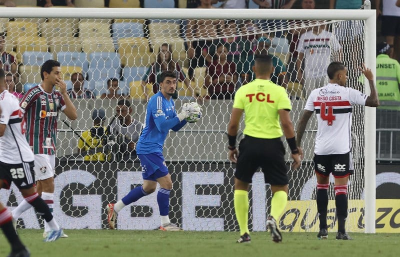 Cano marca, e Fluminense vence São Paulo no 'Jogo das Faixas' - Lance!