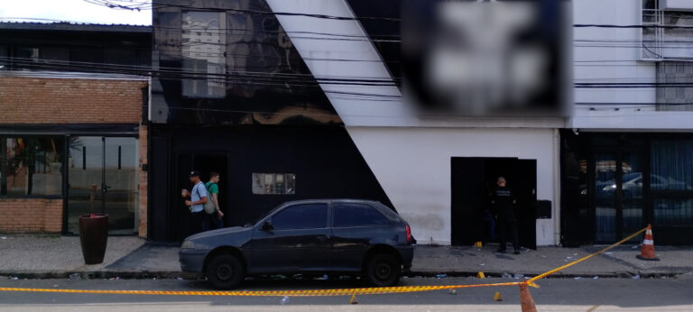 Na madrugada deste sábado, 18, pelo menos três pessoas foram baleadas em frente a uma casa noturna no bairro Cambuí, em Campinas.