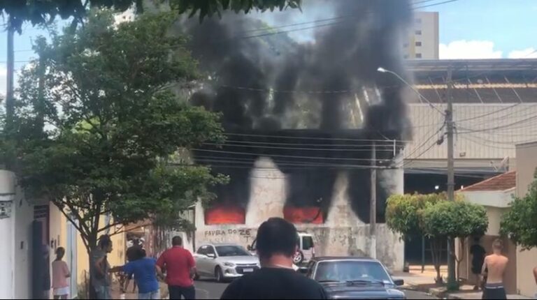 Barracão abandonado pega fogo e moradores desesperados tentam resgatar cães que lá viviam