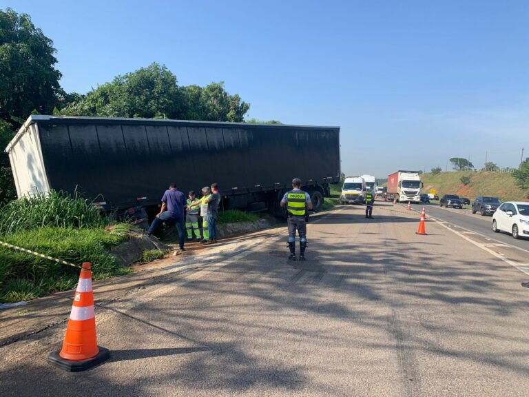 Caminhão cai em valeta na Rodovia Santos Dumont