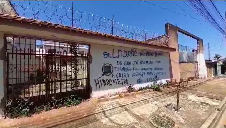 Após sequência de furto, proprietário escreve recado para criminosos em muro de imóvel