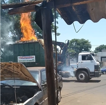 Vídeo | Caminhão com carga reciclável pega fogo em Ribeirão Preto