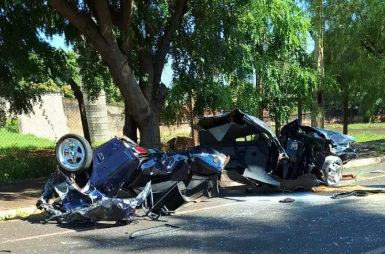 Motorista sofre fraturas nas pernas e braço ao colidir frontalmente contra árvore