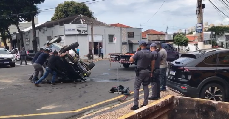 Caminhonete capota na av. Campos Salles em Americana; vídeo
