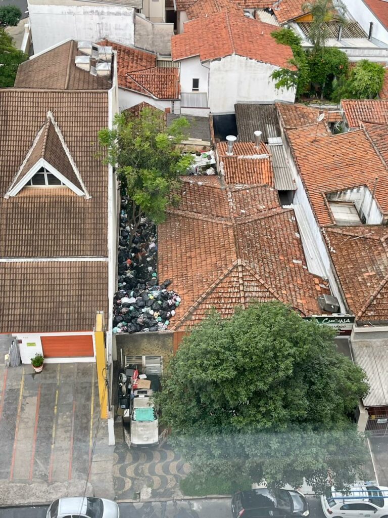 Casa do Cambuí tem lixo até no telhado