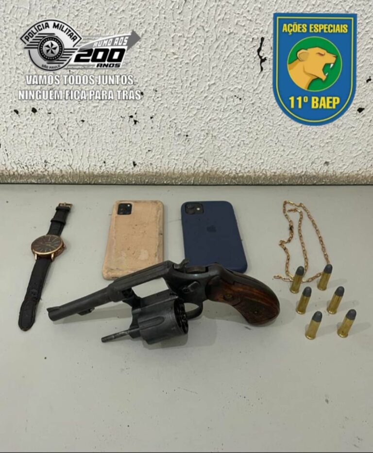 Carro colide com muro no Parque Industrial Tanquinho e condutor tinha lesão de tiro na testa e no pescoço