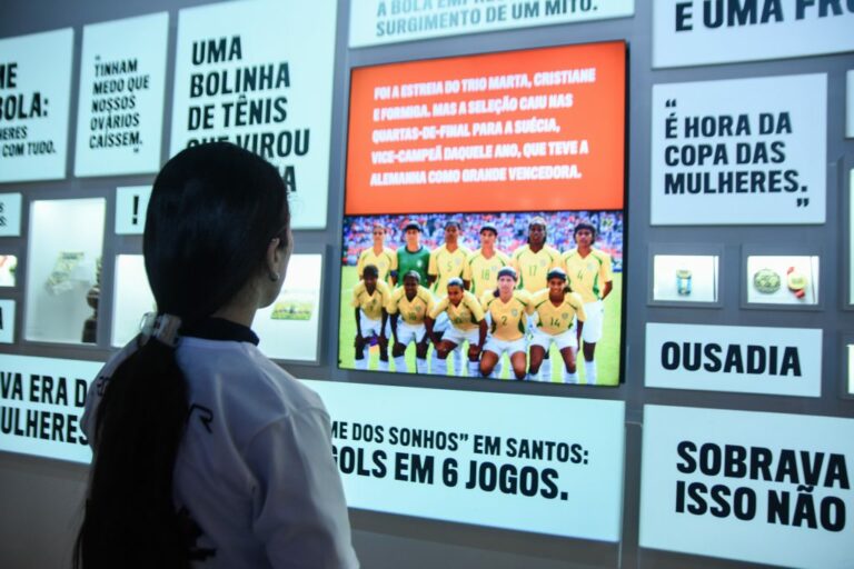 Museu Pelé recebe exposição sobre as mulheres no futebol