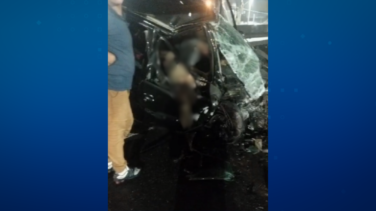 Carro entra na contramão, bate em outro e mulher morre em Praia Grande