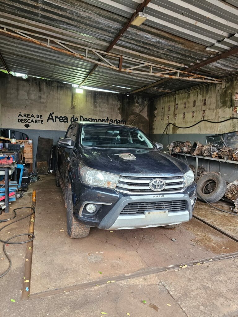 Polícia encontra Hilux em desmanche na avenida Brasil e prende cinco elementos