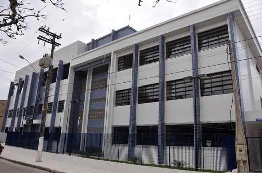 Beijo do “mal”: professora acusada de beijar aluno está fora das salas de aula