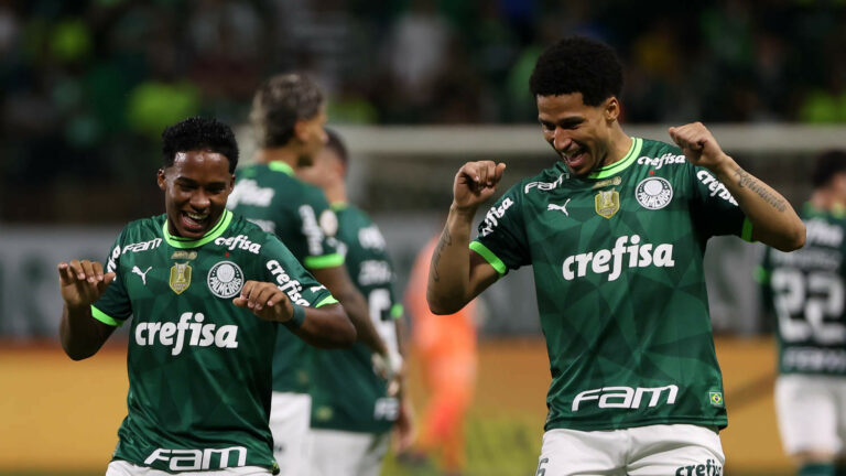 Palmeiras goleia América-MG e pode ser campeão no domingo