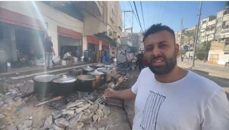 Hasan Rabee mostra fogões improvisados na Faixa de Gaza