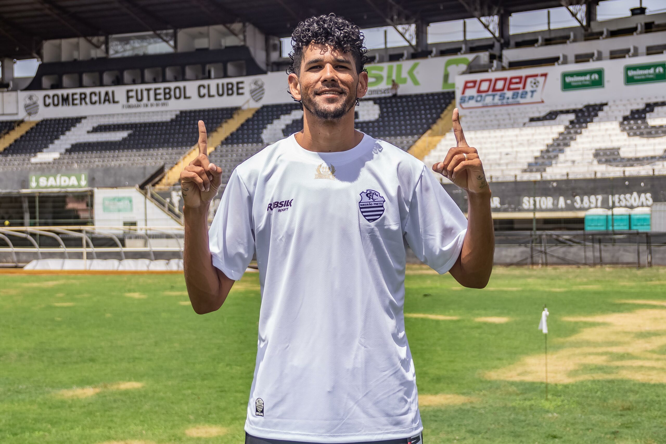 Comercial anuncia atacante para série A2