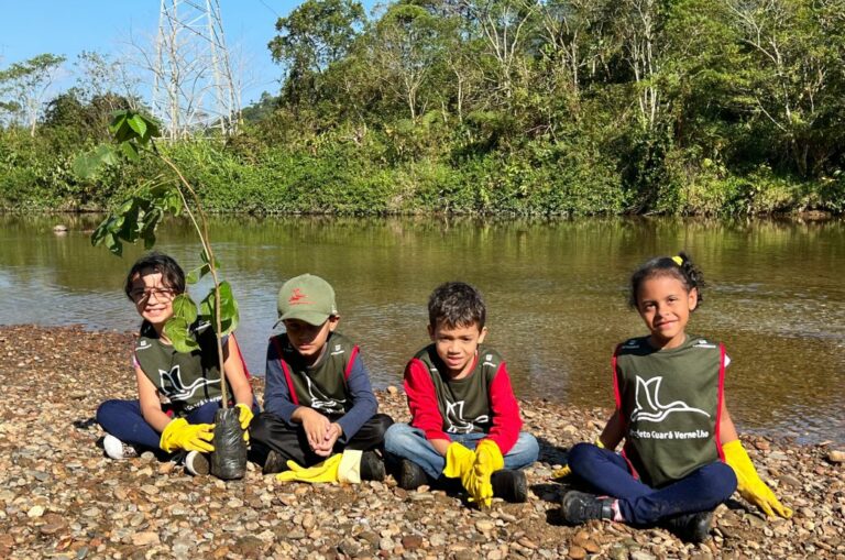 Crianças de projeto social realizam o plantio de mudas de árvores em parque de Cubatão
