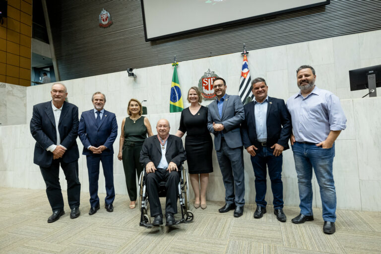 Alesp entrega a mais alta honraria do Legislativo ao jornalista Helton Pimenta