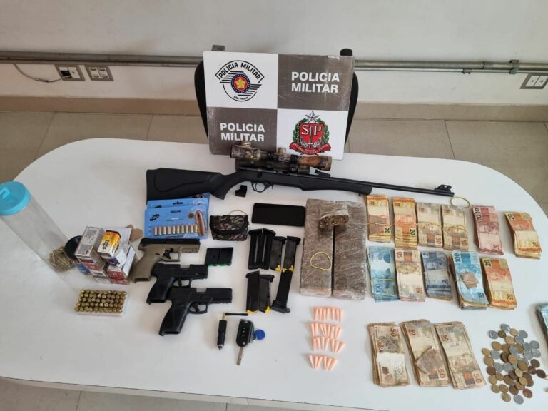 Homem é preso com drogas, quatro armas e R$13 mil