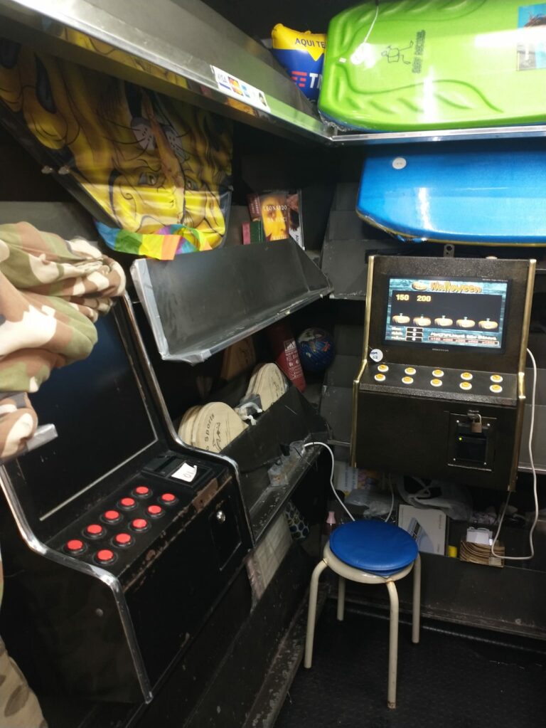 Banca de jornal em Santos vira local para jogos de azar e máquinas são apreendidas