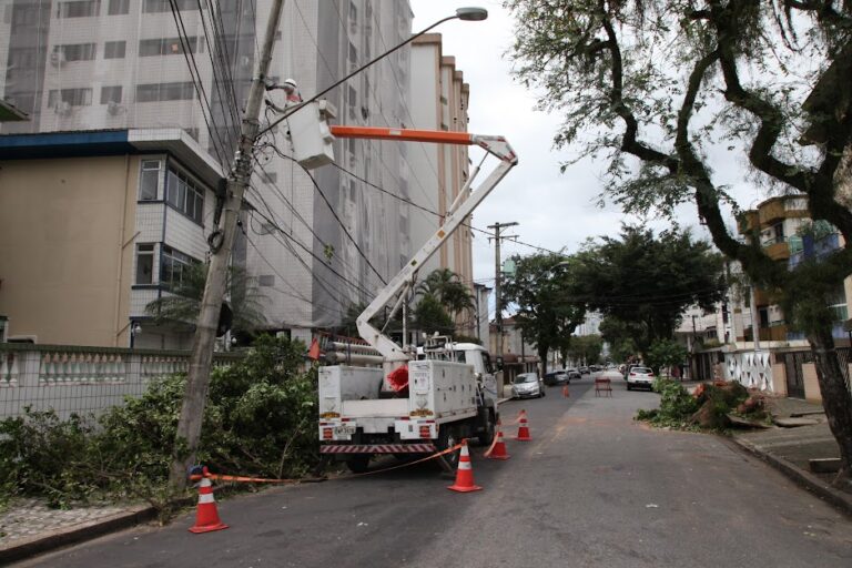 Cadê a luz? Baixada Santista tem pontos sem energia elétrica quase 24h depois da tempestade e trabalhos por reparos continuam