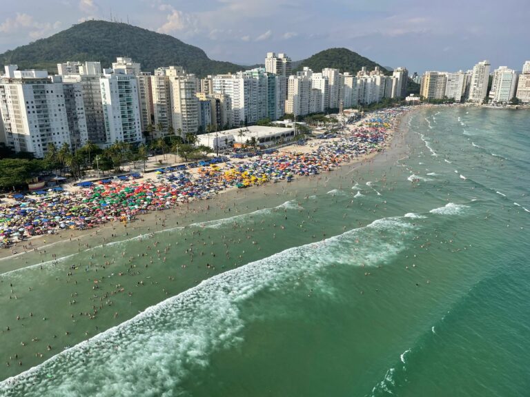 Oito pessoas são salvas de afogamentos em praia de Guarujá