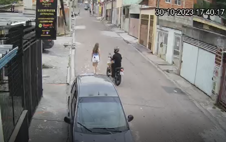 Câmeras de monitoramento flagraram o momento em que ele se aproxima da vítima. A adolescente reconheceu o agressor na delegacia.