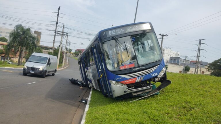Motociclista fica gravemente ferido após colisão com ônibus em Jaguariúna