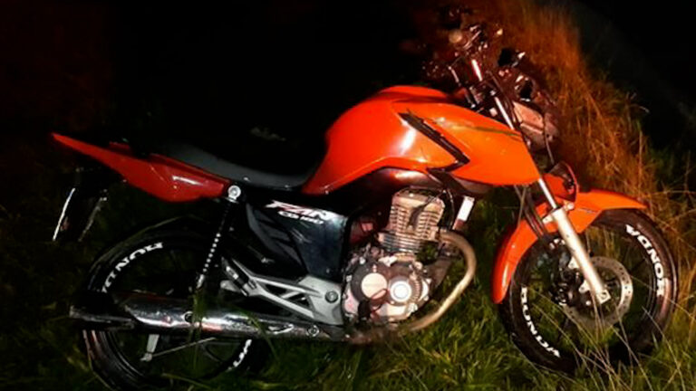 Motociclista morre ao bater contra placa de sinalização