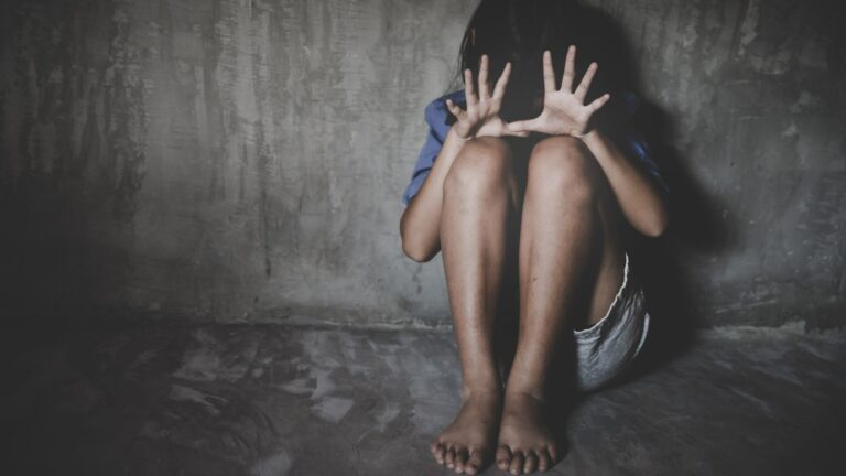 Mulheres são presas por torturar os filhos de dois e oito anos