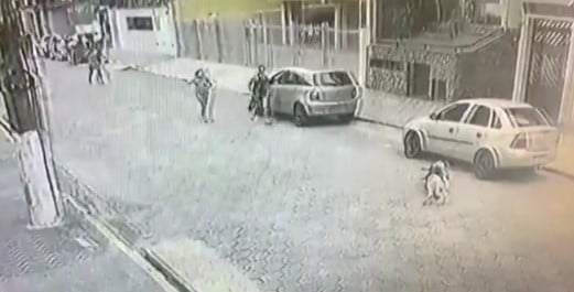 Revestimento da fachada de prédio cai e deixa feriado em Praia Grande