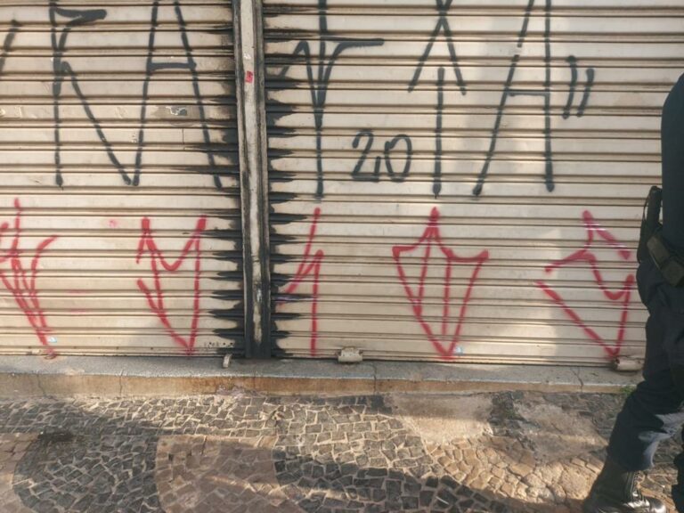 Homem é flagrado pichando lojas no centro de Campinas