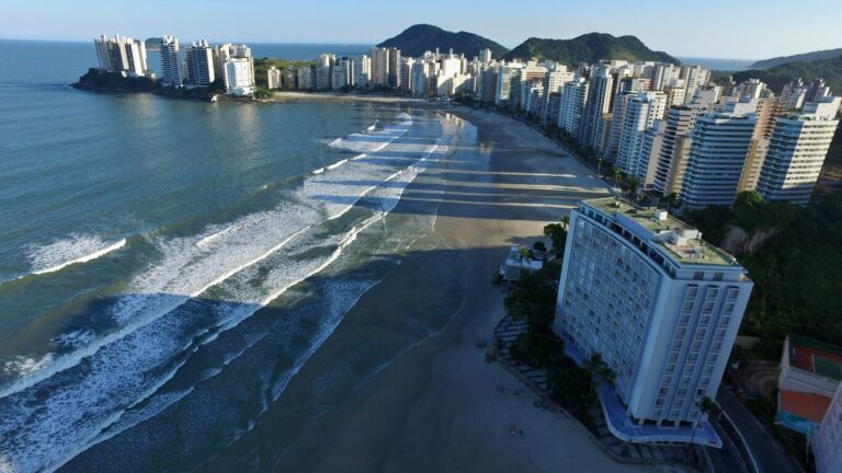 Jovem é encontrado morto em praia do Guarujá