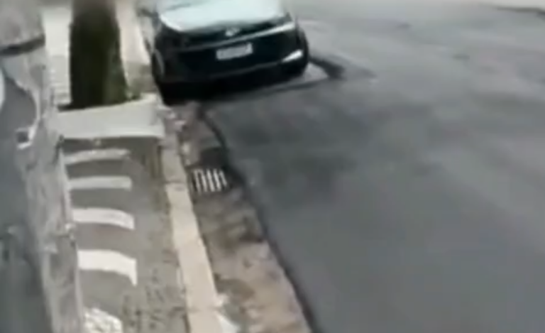Rua parcialmente asfaltada em cidade do Litoral vira motivo de ‘meme’ na web