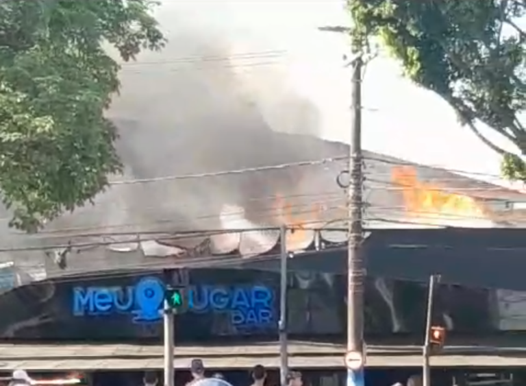 Fogo destrói telhado de bar em Santos