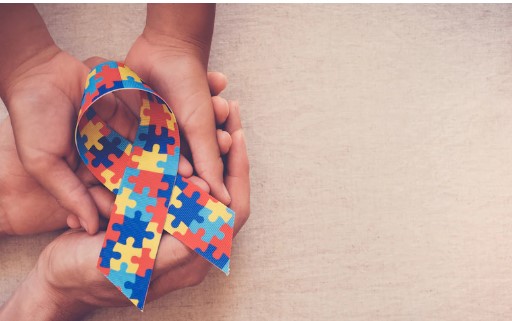 Santos determina obrigatória a marcação de lugares e atendimento para pessoas com TEA