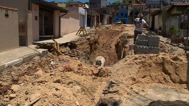 Moradores estão ilhados após chuva abrir cratera em Pedreira