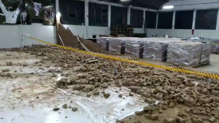 Parede de academia desaba em cima de 2 crianças em Americana