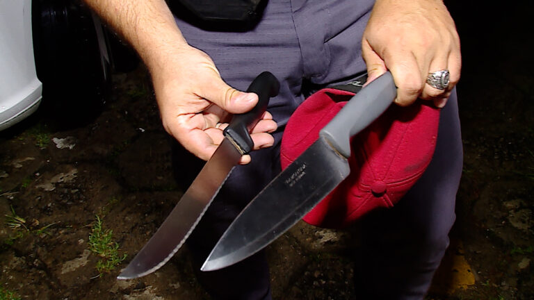 Idosa tem a casa invadida por criminoso e se tranca em cômodo para se proteger