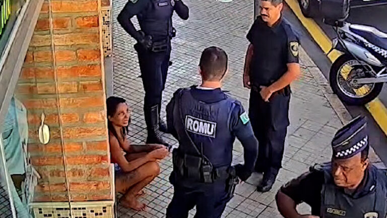 Idosa é agredida por mulher durante assalto no Centro de Piracicaba