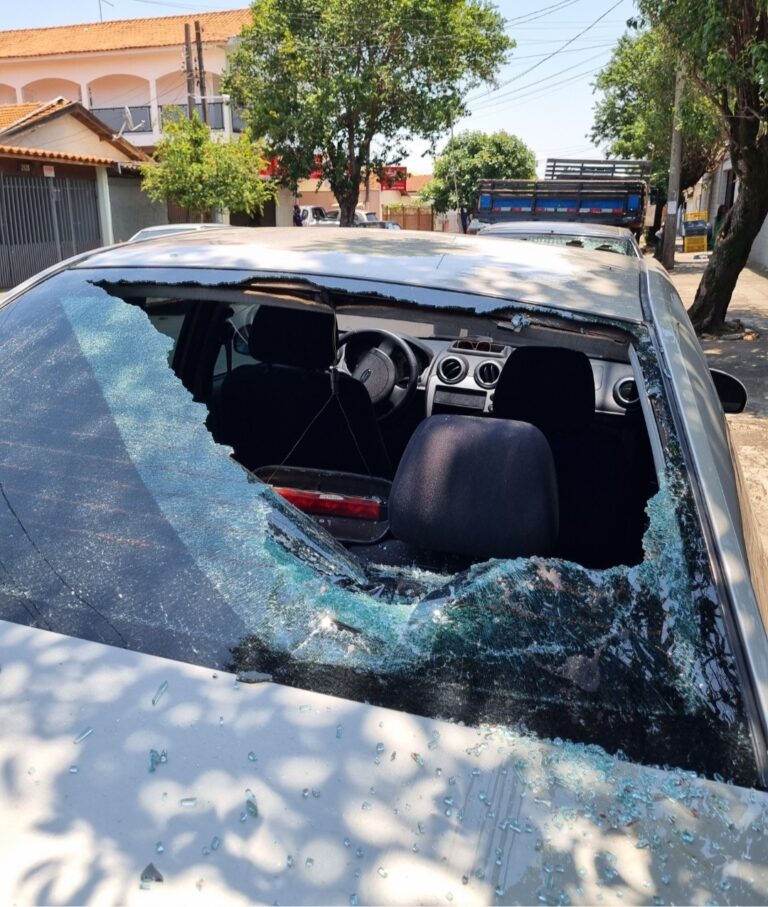 Mulher destroi carros em estacionamento de supermercado