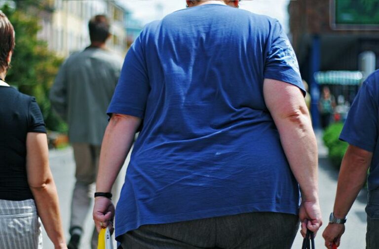 Pessoas obesas têm menor gasto calórico durante o dia, diz estudo