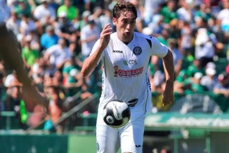 Ex-jogador procurado por assassinato de vigilante é inocente, afirma defesa