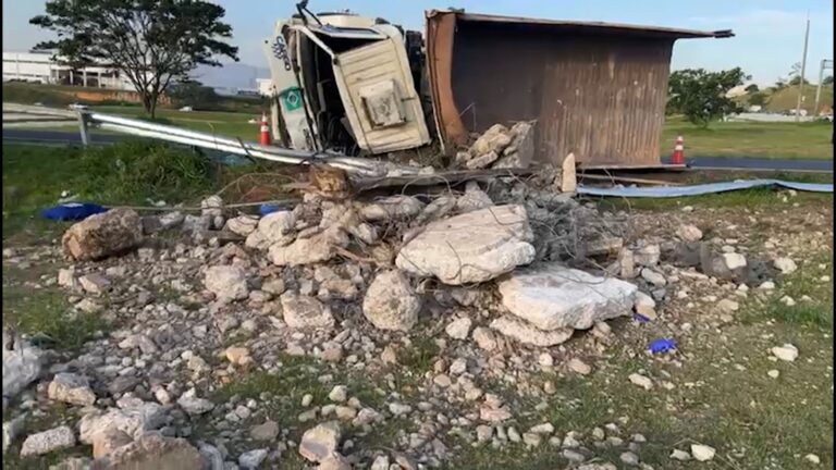 Motorista morre após capotamento de caminhão na rodovia