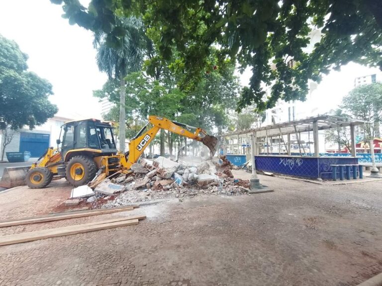 Estruturas abandonadas na Praça “500 Anos” são demolidas pela Prefeitura de Araçatuba